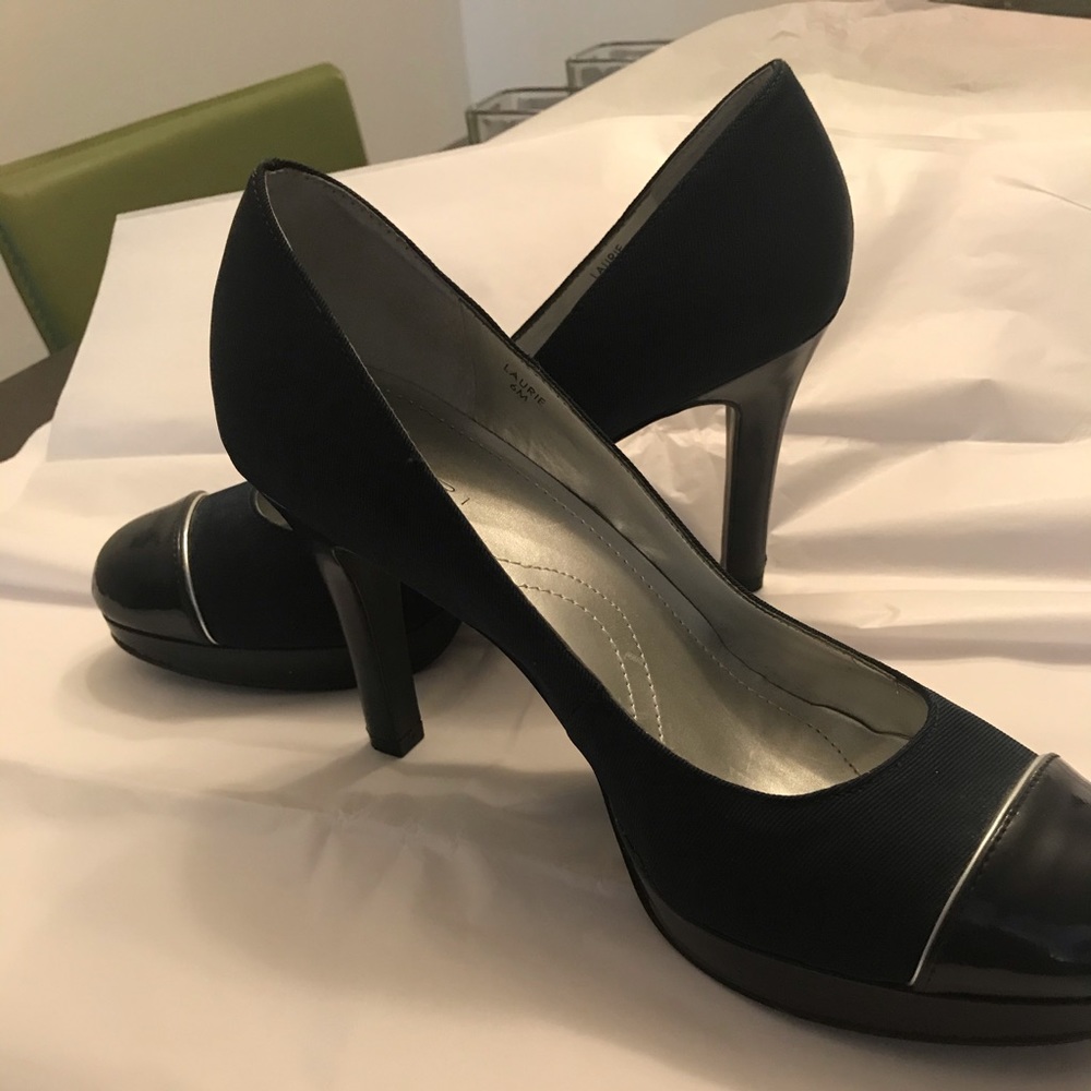 NAVY BLUE PUMPS WITH SILVER STRIP